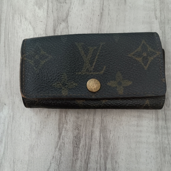 Louis Vuitton Handbags - Louis Vuitton monogram 4 ring key holder /pouch /case /keychain